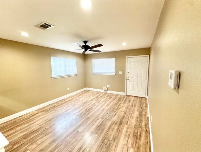 Building Photo - Perfect Student Retreat – Private 1BR Cottage with Washer/Dryer Near UNT