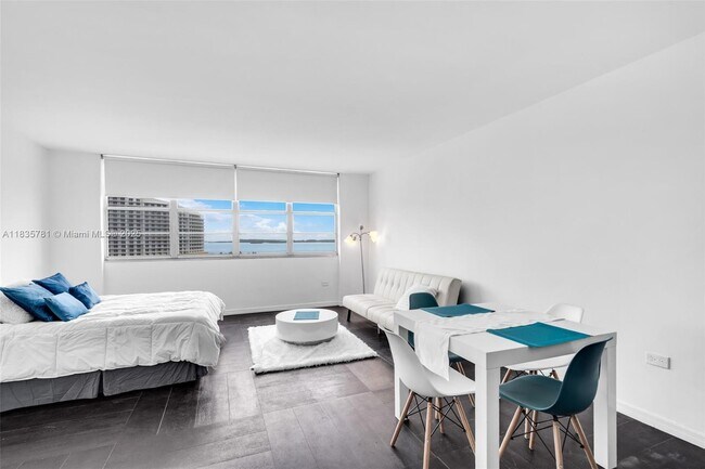 Building Photo - 801 Brickell Bay Dr
