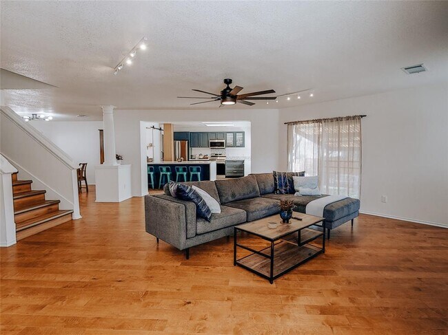 Building Photo - 2010 Carriage Club Dr