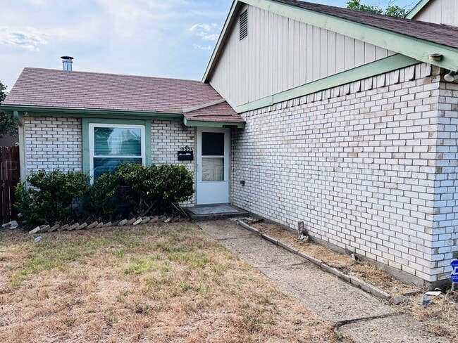 Building Photo - Charming 2 bedroom 1-bathroom Duplex unit features a prime location