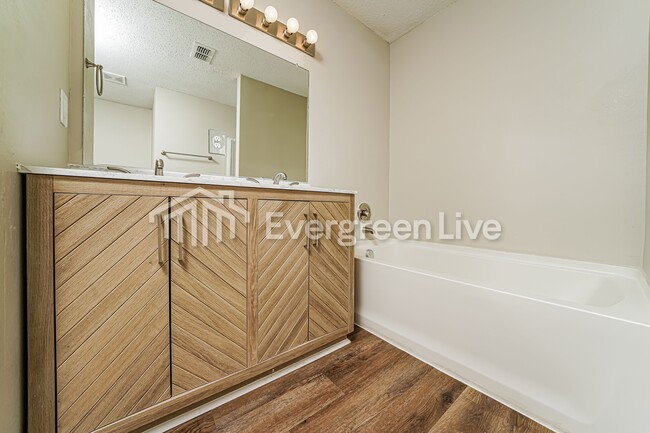 Building Photo - 1012 Willow Tree Dr