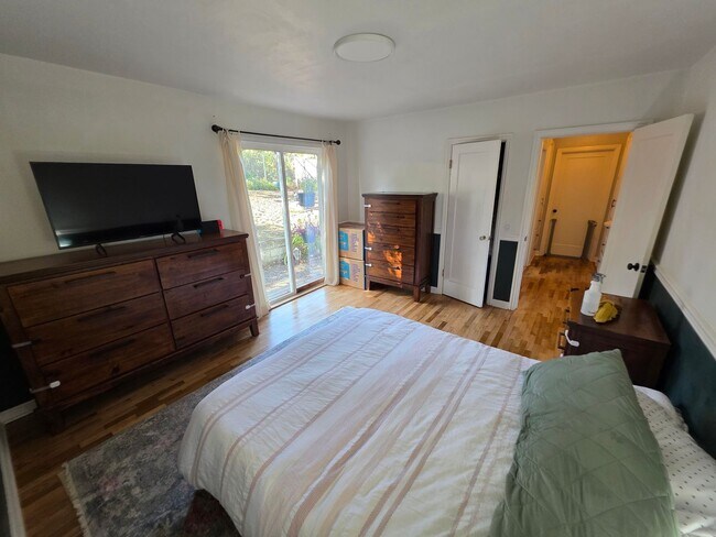 Building Photo - Charming Charleston Classic close to PSNS!