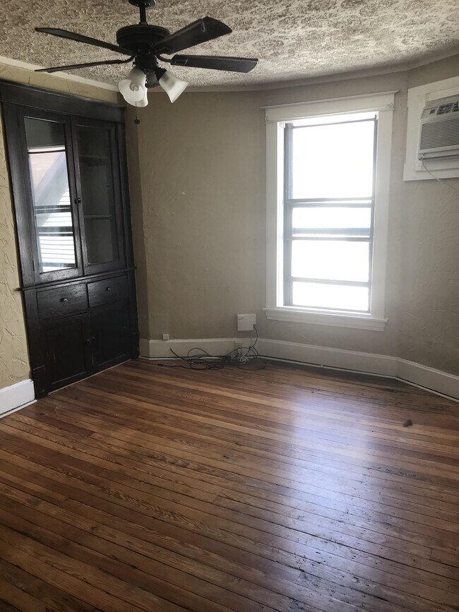 Building Photo - 1 Bedroom Apartment w/ Balcony in Downtown Lafayette