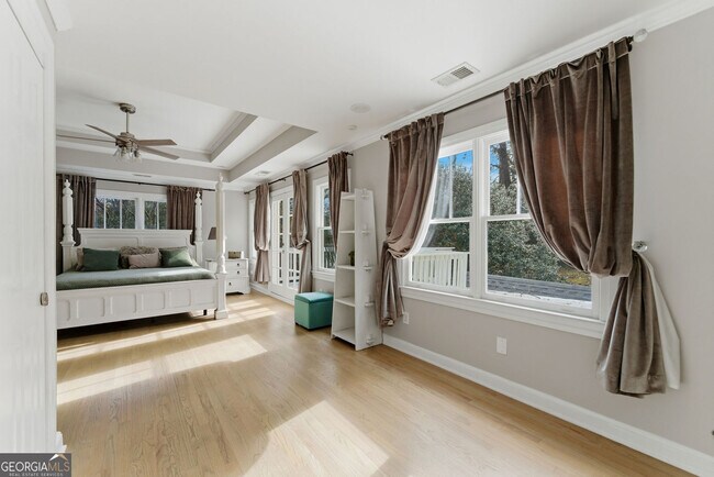 Building Photo - 302 Hascall Rd NW