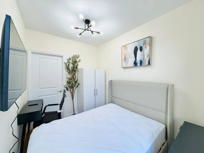 Building Photo - Furnished room/NOT APARTMENT