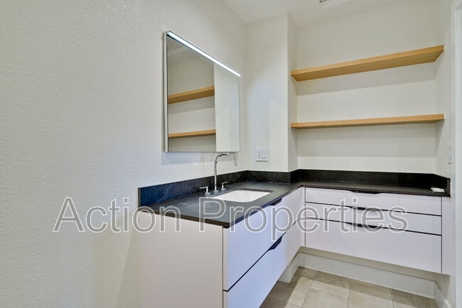 Building Photo - 209 Ortega Ave