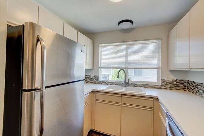 Building Photo - 3 bed 2 bath Condo in Town