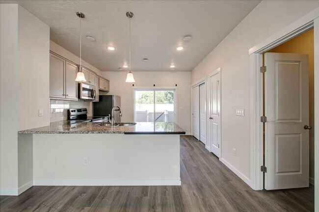 Building Photo - Townhome 2 bed / 2.5 bath in Boise!