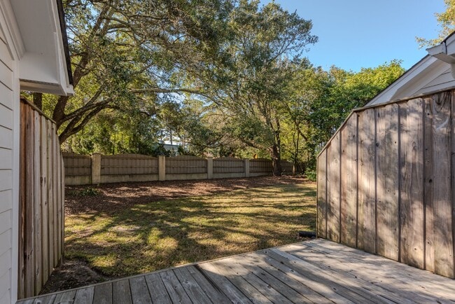 Building Photo - "Charming 2-Bed, 2-Bath Townhouse Retreat with 1,251 Sq Ft of Comfort in Wilmington!"