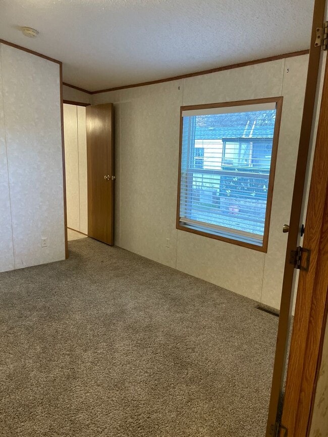 Building Photo - Wonderful 3 Bed 2 Bath In-Town