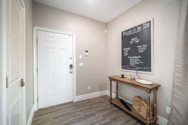Building Photo - "Spacious 3-Bedroom Duplex with Granite Elegance in El Paso – 1469 Sq Ft of Modern Comfort!"