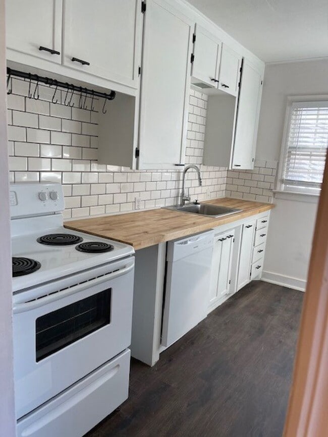 Building Photo - Great Location - Must See