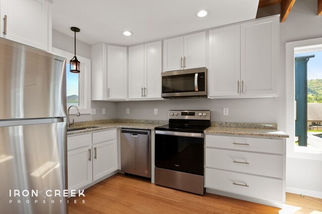 Building Photo - Beautiful Two-Bedroom Compact Cottage in S...