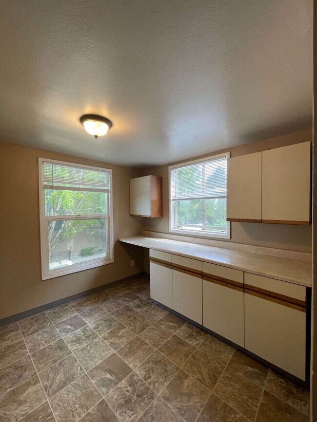 Building Photo - Spacious 3-Bedroom, 1.5-Bathroom Apartment in NW Portland