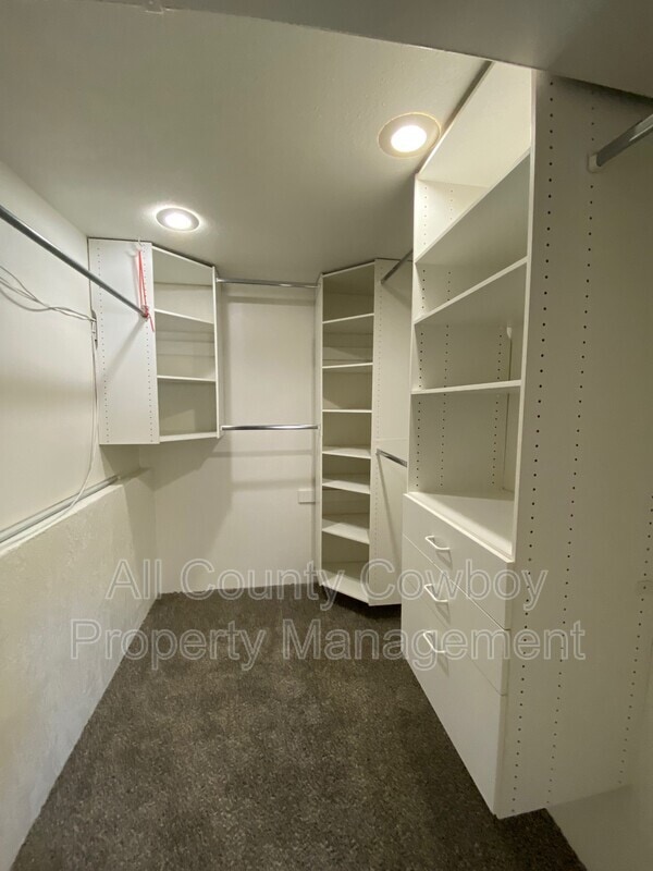 Building Photo - 1514 E Symons St