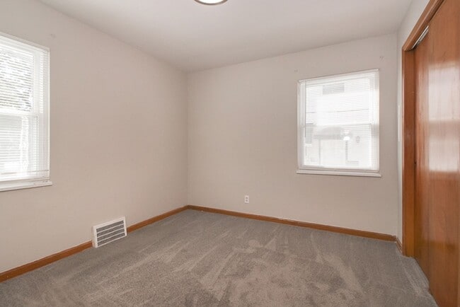 Building Photo - 3 bedroom Spacious Cape Cod!