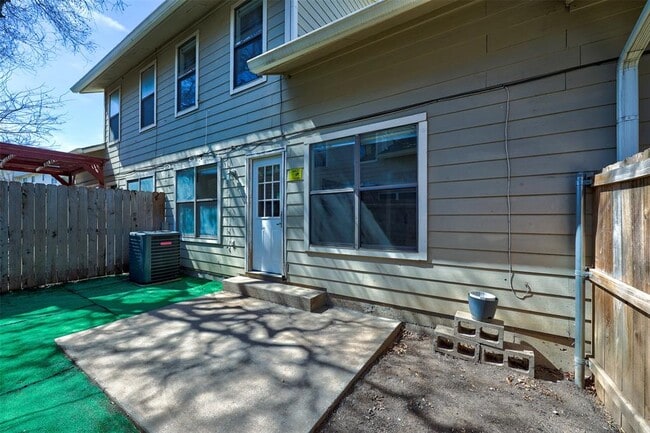 Building Photo - 512 Eberhart Ln