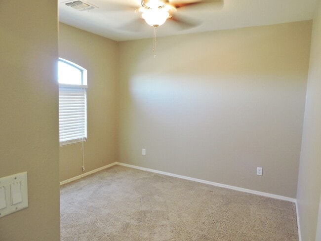 Building Photo - 4 BEDROOM 2 1/2 BATHROOM WITH OFFICE AND LOFT