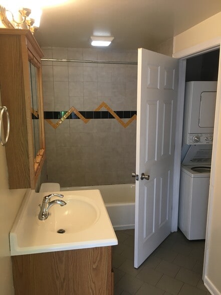 Building Photo - 310 N Laurel St