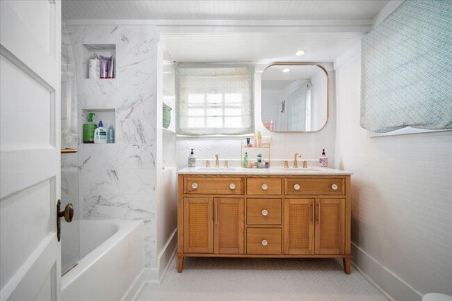 Building Photo - 237 Coming St