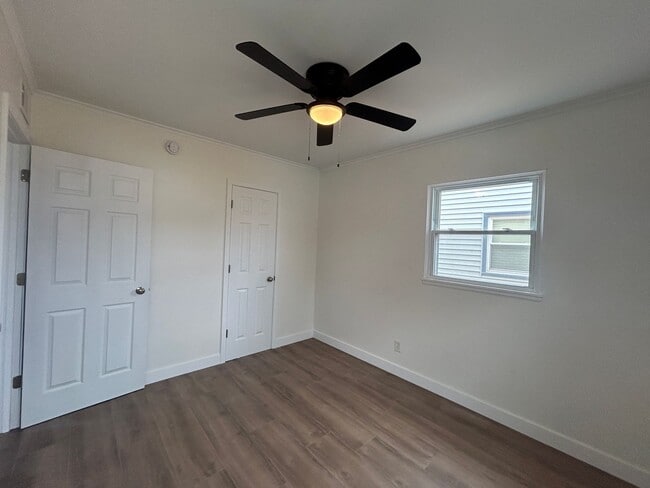 Building Photo - Newly updated 2 bedroom 1 bath home in Rock Island with Garage!