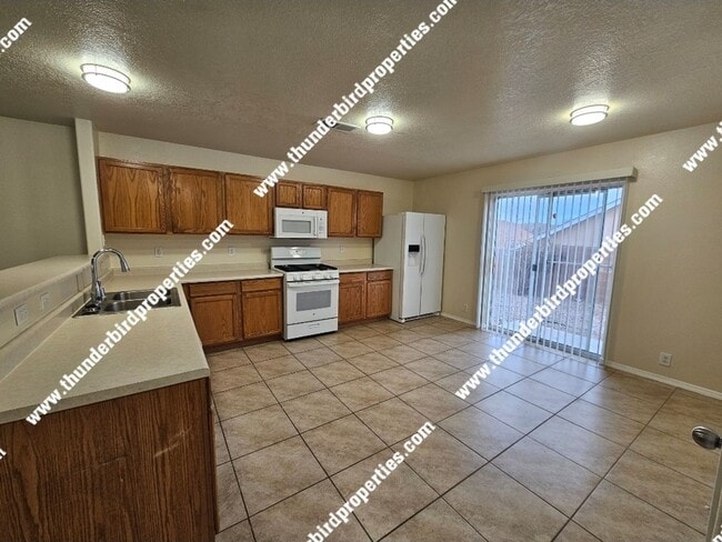 Building Photo - Great location - 4 Bedroom, 2 Bathroom, 2 ...