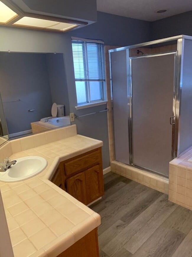 Building Photo - Beautiful 4 Bedroom 2 Bath Located in Nort...