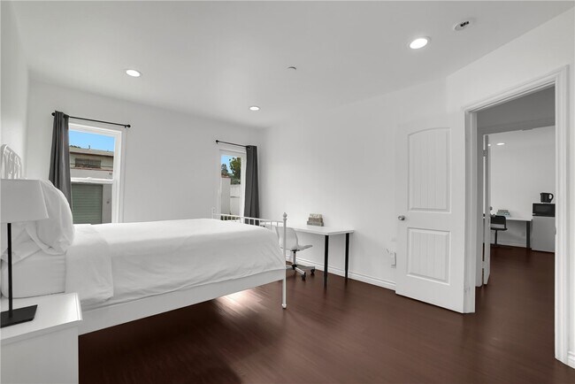 Building Photo - 2718 W Grand Ave