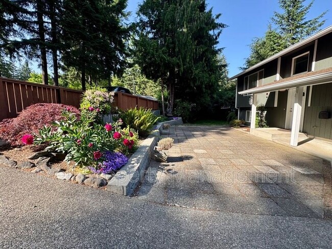 Building Photo - 71 E Rainbow Dr