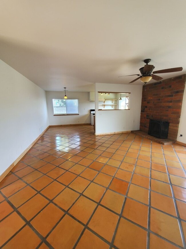 Building Photo - North Oxnard Lovely Home For Rent 3 Bedrooms and 2 bathrooms