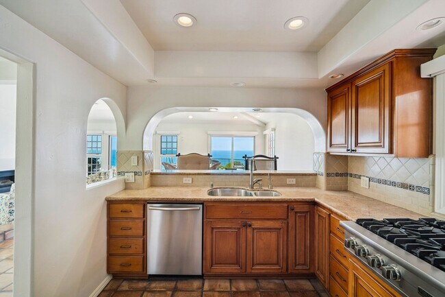 Building Photo - Dream home Located on the Bluff of Southwe...
