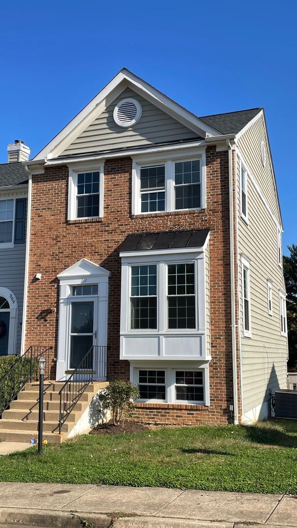 Building Photo - End Unit Townhouse in North Stafford