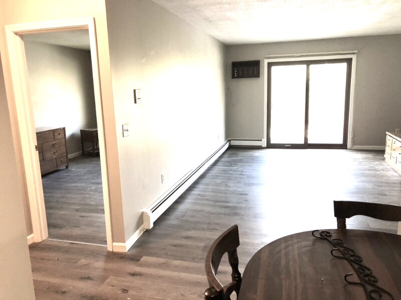 Building Photo - 9 Strawberry Bank Rd