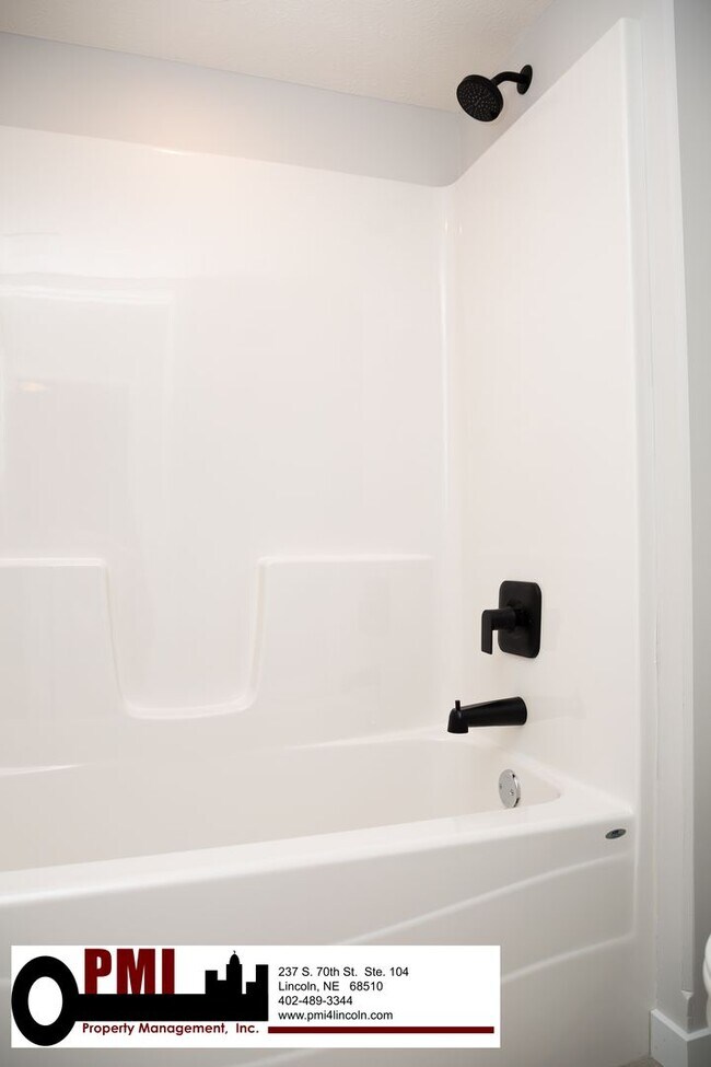 Building Photo - 5 Bedroom 3 bath, beautiful home in North ...