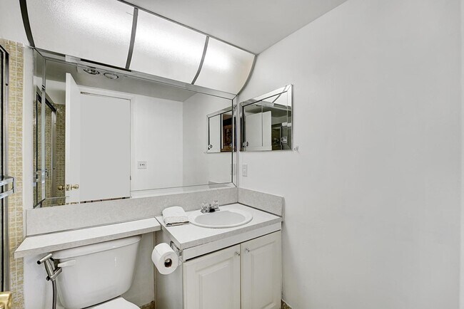 Building Photo - 1056 Cambridge C