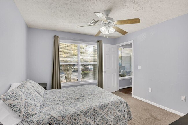 Building Photo - Southern Edge Condo Just Steps from Campus