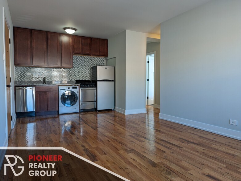 Building Photo - 560 W Arlington Pl
