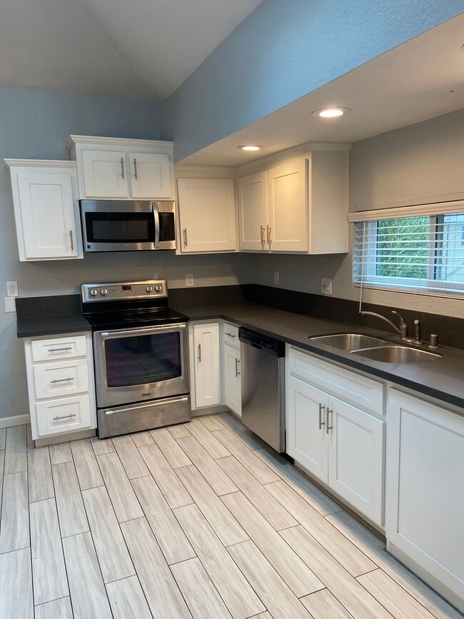 Building Photo - Beautiful 2 Bdrm, 1 Bath Downtown Sac Remodel!