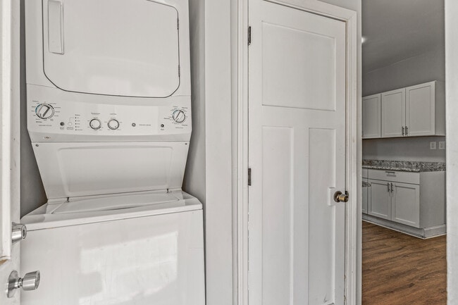 Building Photo - 921 20th Ave NE