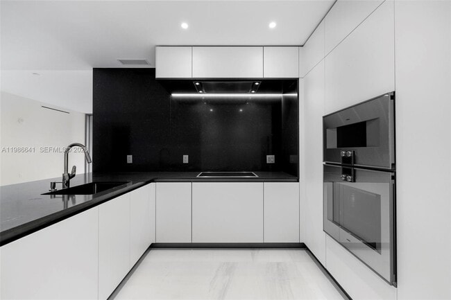 Building Photo - 300 Biscayne Blvd Way