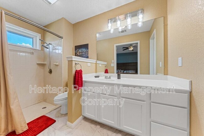 Building Photo - 1174 Mooncrest Dr