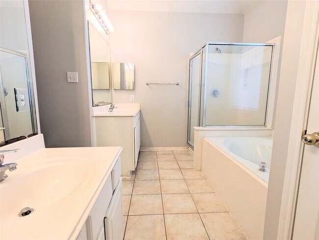 Building Photo - 2410 Ligustrum Flower Dr