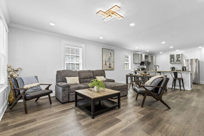 Building Photo - 822 Parkwood Ave