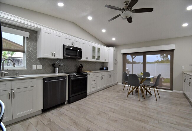 Building Photo - 6550 Country Wood Way