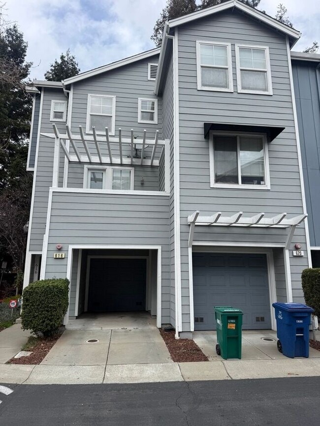 Building Photo - Stunning 2-bedroom, 2.5-bathroom condo