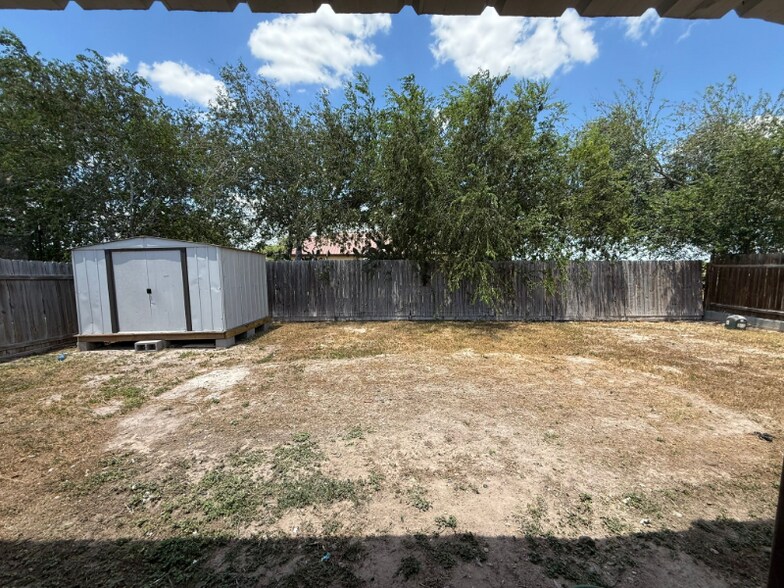 Building Photo - 1321 Combs Ave