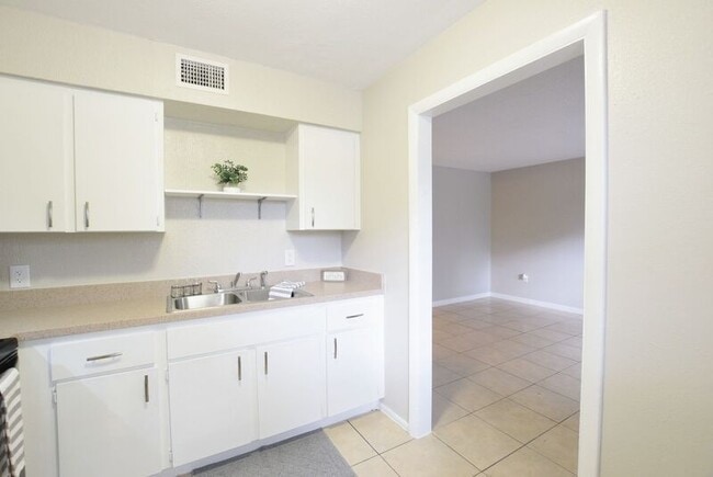 Building Photo - Fully Renovated 2 Bedroom in Sanford