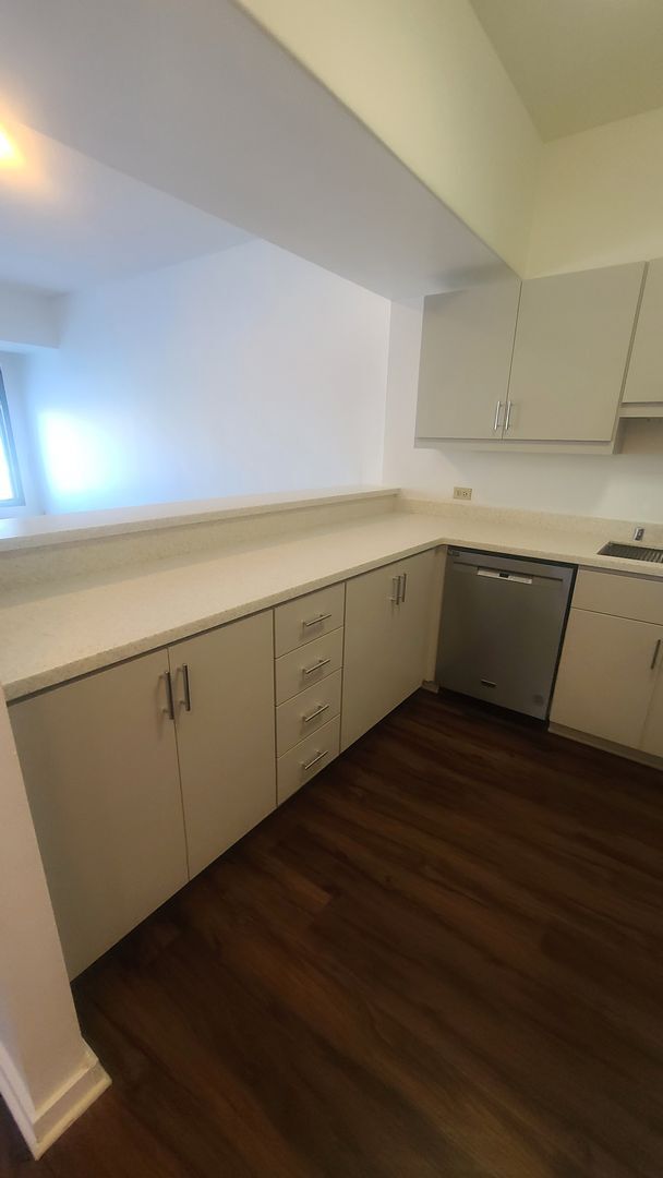 Building Photo - Unfurnished Move-In ready 1 Bedroom/ 1 Bat...