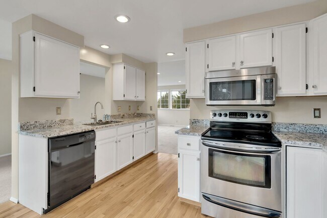 Building Photo - Spacious 3BR Home w/ Large Fenced Yard in Prime Woodinville Location