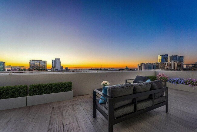 Building Photo - 255 Evernia St